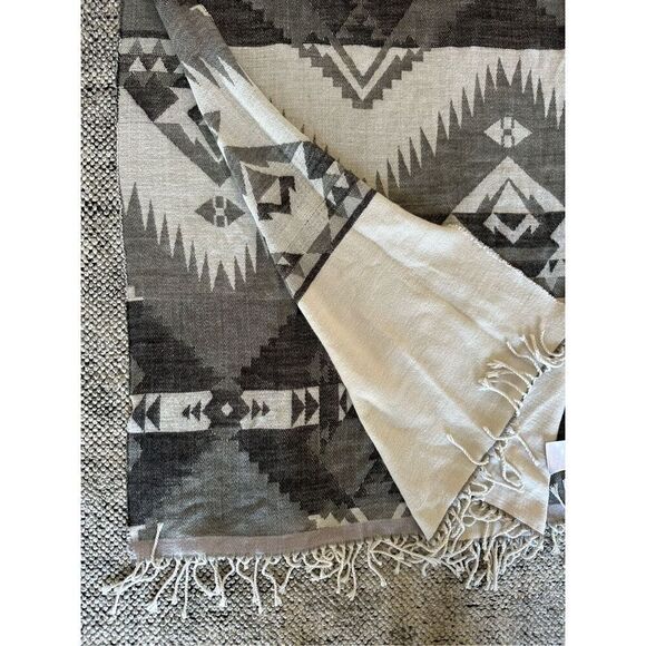 GAP Cozy Southwest Grey Fringe Large Scarf - Picture 4 of 4